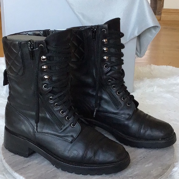 CHANEL VINTAGE BLACK LEATHER LACE UP COMBAT BOOTS. SIZE 38 ( US SIZE 8 ). - Picture 5 of 13